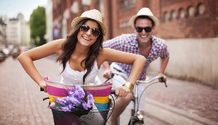 η γυναίκα και άντρας με τα ποδήλατα